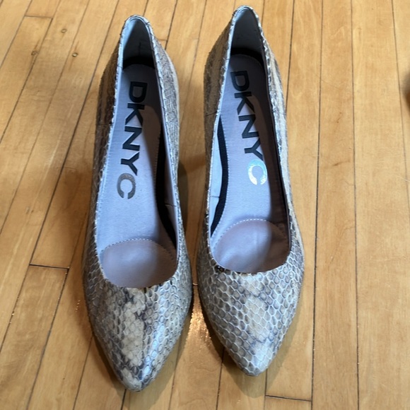 DKNYC snakeskin 2 1/2 inch heels. Size 7.5/38. Rubber soles - Picture 3 of 9